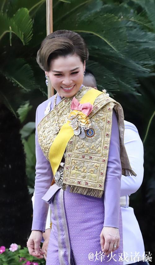 素颜自信！47岁苏提达出海称重，32岁欧拉盛装颁奖