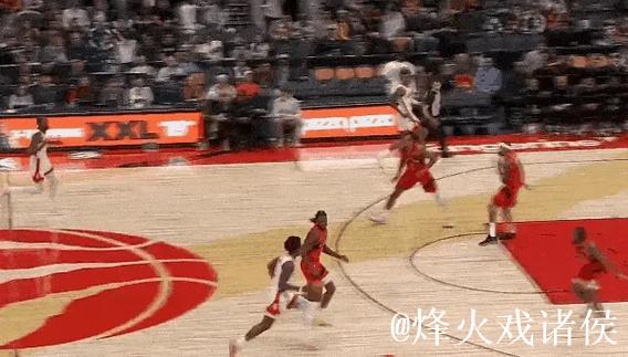 奥科吉底角突破,空中腾挪避开默里完成2+1暴扣 奥科吉底角突破,空中腾挪避开默里完成2+1暴扣