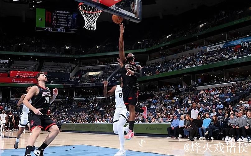 奥科吉底角突破,空中腾挪避开默里完成2+1暴扣 奥科吉底角突破,空中腾挪避开默里完成2+1暴扣