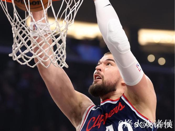 奥科吉底角突破,空中腾挪避开默里完成2+1暴扣 奥科吉底角突破,空中腾挪避开默里完成2+1暴扣